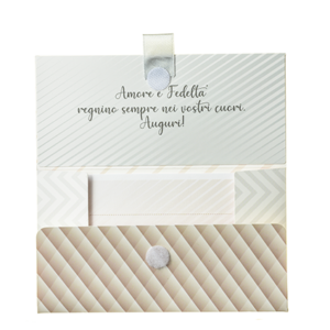 Biglietto Pochette Matrimonio “Felice Matrimonio” Fedi Rosa è un biglietto augurale portasoldi pensato per festeggiare il matrimonio. Grazie alla sua palette di colori sobri e alle immagini romantiche, è perfetto per festeggiare il matrimonio di coppie di tutte le età, con stili e personalità molto diverse. Dimensione: 16, 5x 10 x 9 cm