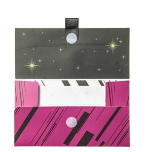 Biglietto Pochette 18 Anni Nero & Fucsia è un biglietto augurale portasoldi pensato per un compleanno di 18 anni.