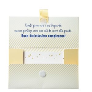 Biglietto Pochette 18 Anni Palloncini Blu & Oro Bianco Biglietto Pochette 18 Anni Palloncini Blu & Oro Bianco ha dimensioni 16 x 10 x 9 cm ed è pratico e tascabile. Nella parte interna superiore è presente un messaggio d’auguri, oltre allo spazio per un messaggio personalizzato da aggiungere a mano.