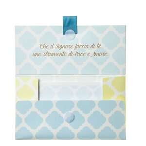 Biglietto Pochette “Prima Comunione” Bimbo Azzurro Biglietto Pochette “Prima Comunione” Bimbo Azzurro ha dimensioni 16 x 10 x 9 cm ed è pratico e tascabile. Nella parte interna superiore è presente un messaggio d’auguri, oltre allo spazio per un messaggio personalizzato da aggiungere a mano.