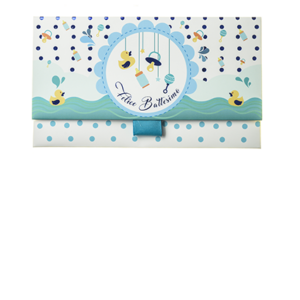 Il Biglietto Pochette Battesimo Charms Azzurro ha dimensioni 16 x 10 x 9 cm ed è pratico e tascabile.  Nella parte interna superiore è presente un messaggio d’auguri, oltre allo spazio per un messaggio personalizzato da aggiungere a mano.