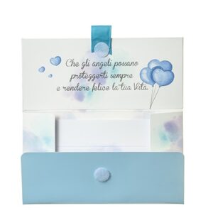 Biglietto Pochette Battesimo Orsetto Azzurro, grazie al suo colore azzurro, tradizionalmente legato alla nascita di un maschietto, è perfetto per celebrare il battesimo di un bambino.