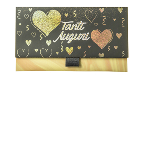 Biglietto Pochette Compleanno “Tanti Auguri” Nero & Oro ha dimensioni 16 x 10 x 9 cm ed è pratico e tascabile.  Nella parte interna superiore è presente un messaggio d’auguri, oltre allo spazio per un messaggio personalizzato da aggiungere a mano. 